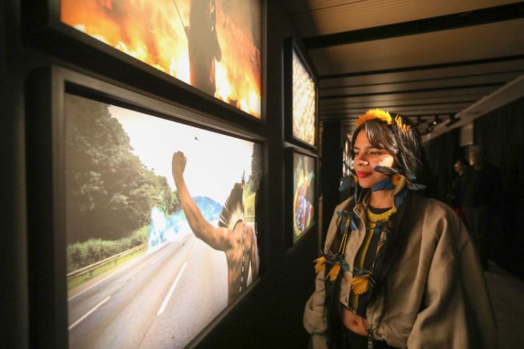 Artistas indígenas expõem trabalhos fotográficos no Centro Cultural FIESP 
