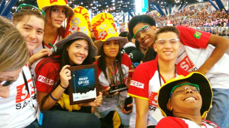 Alunos comemoram prêmio conquistado